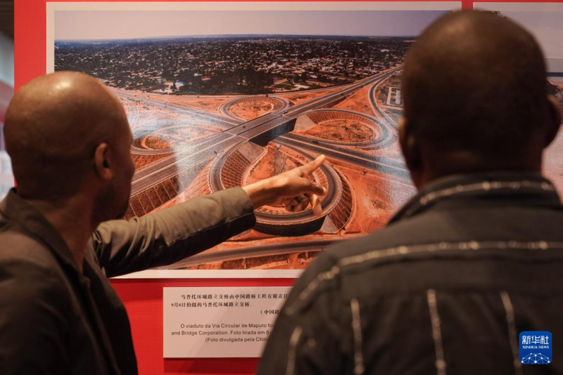 Exposi??o fotográfica realizada em Maputo para marcar 50o aniversário das rela??es diplomáticas China-Mo?ambique