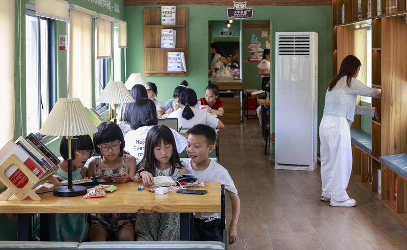 “Biblioteca no trem” promove prazer da leitura