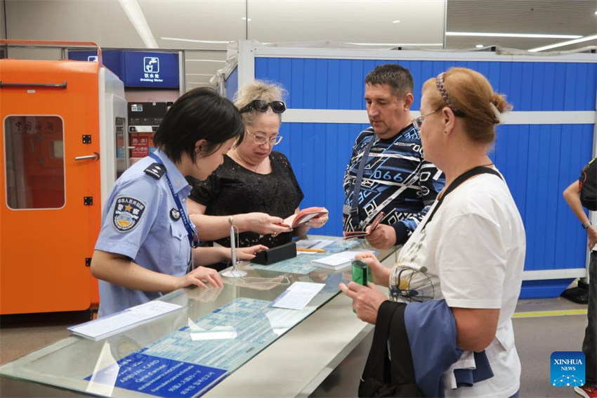 Viajantes russos entram na China sem visto à medida que nova política entra em vigor