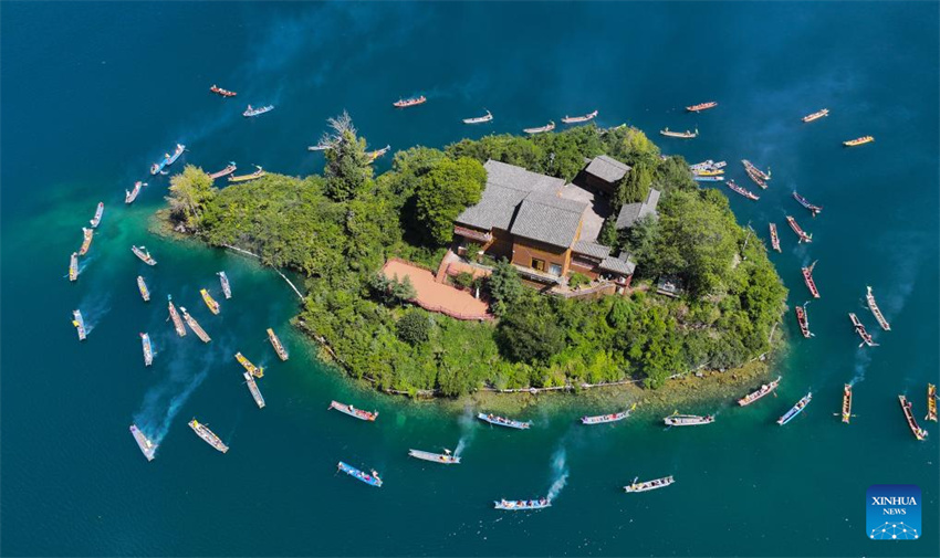 Primeiro festival de circunavega??o de montanhas e lagos no Lago Lugu come?a em Sichuan, sudoeste da China