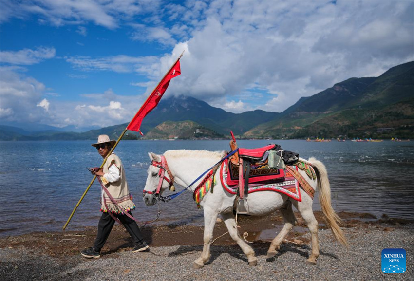 Primeiro festival de circunavega??o de montanhas e lagos no Lago Lugu come?a em Sichuan, sudoeste da China