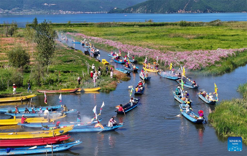 Primeiro festival de circunavega??o de montanhas e lagos no Lago Lugu come?a em Sichuan, sudoeste da China