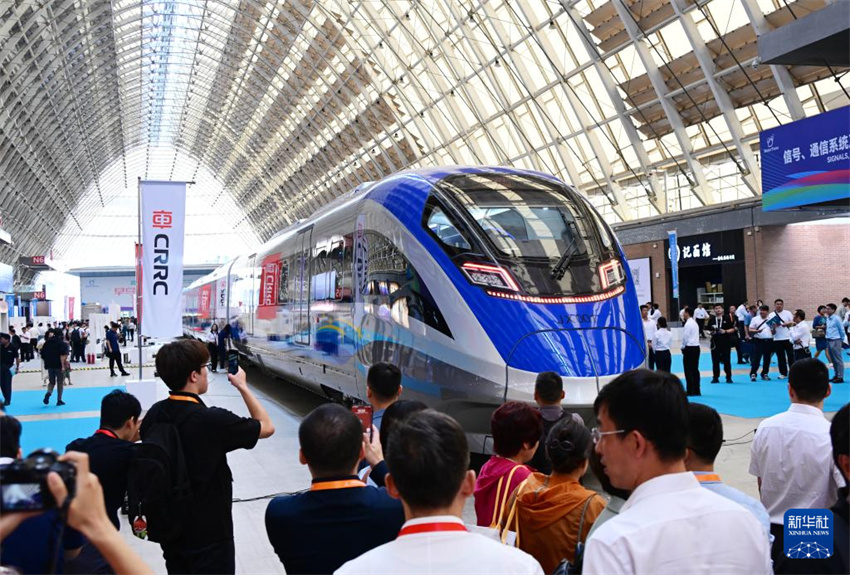 Trem urbano inteligente de padr?o chinês estreou em Qingdao e será utilizado na Linha Expressa Beijing-Xiong'an