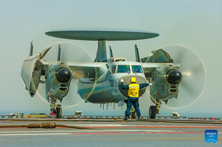 Três tipos de aeronaves completam decolagens assistidas por catapulta eletromagnética e pousos no porta-avi?es chinês Fujian