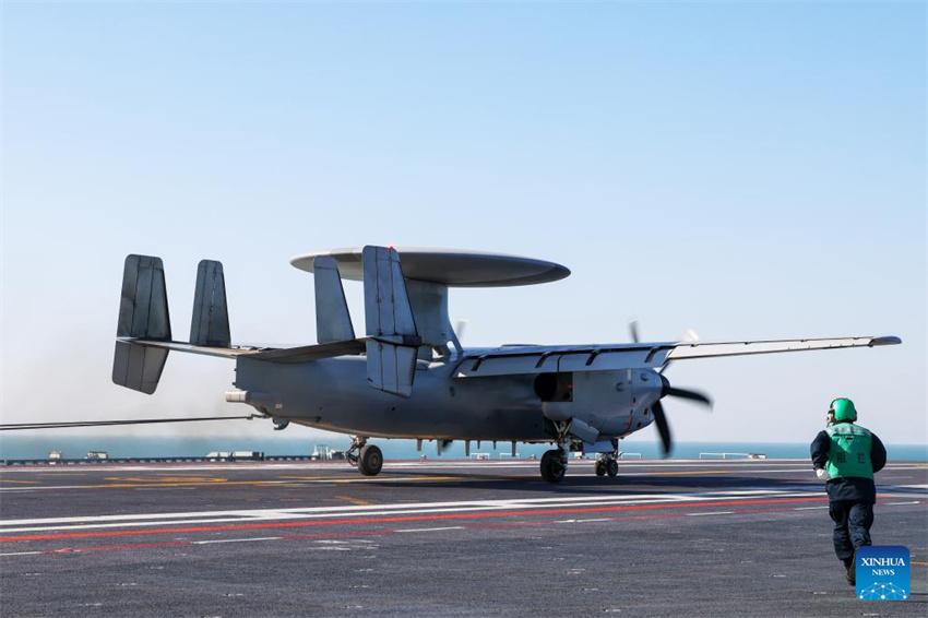 Três tipos de aeronaves completam decolagens assistidas por catapulta eletromagnética e pousos no porta-avi?es chinês Fujian
