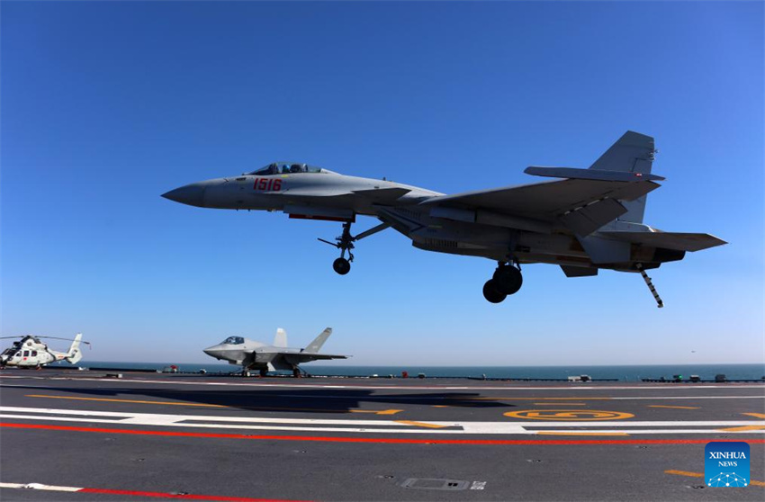 Três tipos de aeronaves completam decolagens assistidas por catapulta eletromagnética e pousos no porta-avi?es chinês Fujian