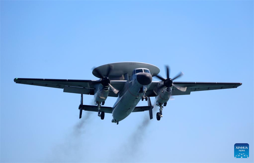 Três tipos de aeronaves completam decolagens assistidas por catapulta eletromagnética e pousos no porta-avi?es chinês Fujian