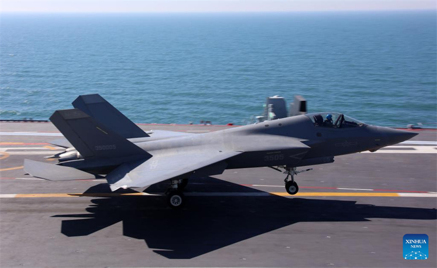 Três tipos de aeronaves completam decolagens assistidas por catapulta eletromagnética e pousos no porta-avi?es chinês Fujian