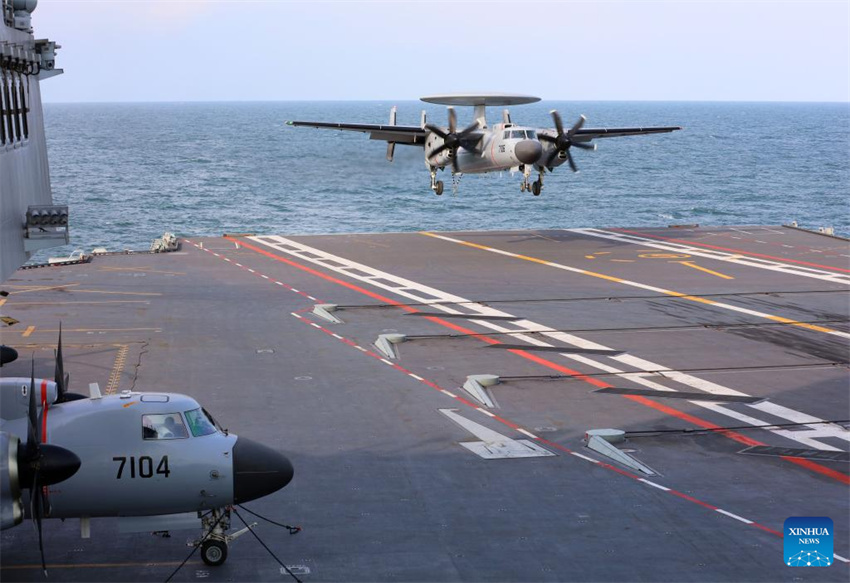 Três tipos de aeronaves completam decolagens assistidas por catapulta eletromagnética e pousos no porta-avi?es chinês Fujian