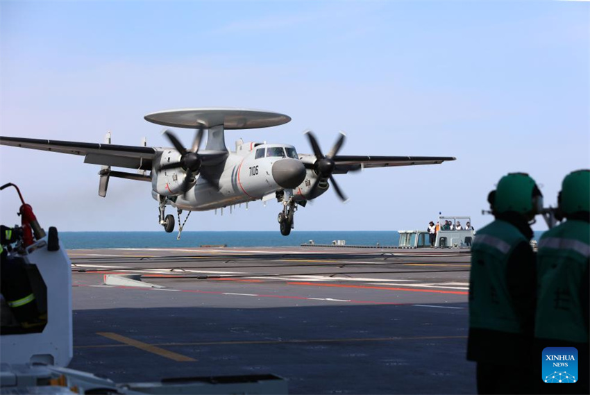 Três tipos de aeronaves completam decolagens assistidas por catapulta eletromagnética e pousos no porta-avi?es chinês Fujian