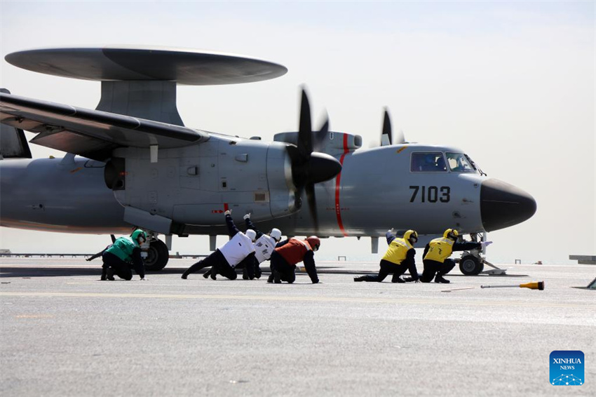 Três tipos de aeronaves completam decolagens assistidas por catapulta eletromagnética e pousos no porta-avi?es chinês Fujian