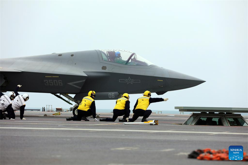 Três tipos de aeronaves completam decolagens assistidas por catapulta eletromagnética e pousos no porta-avi?es chinês Fujian