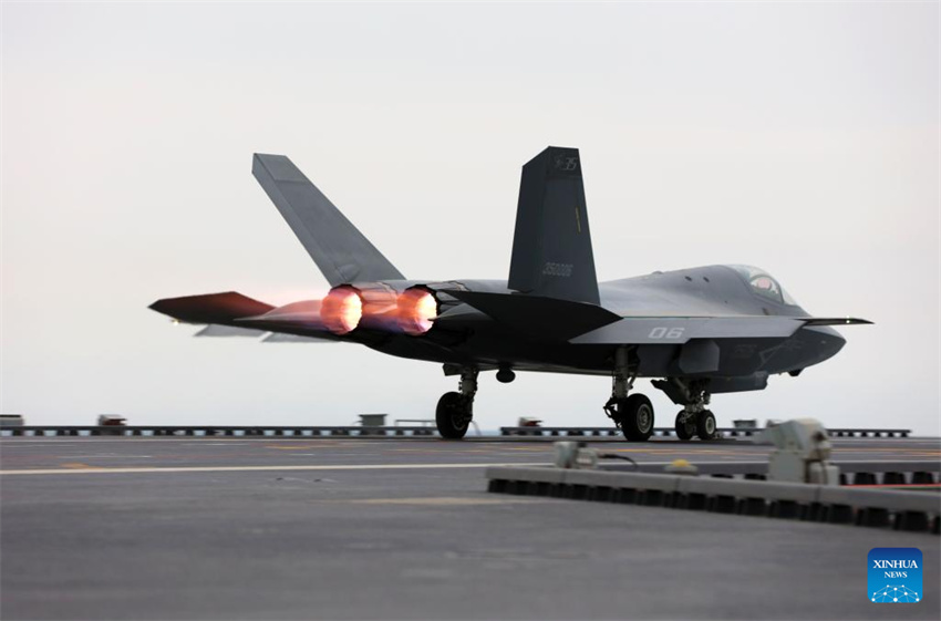 Três tipos de aeronaves completam decolagens assistidas por catapulta eletromagnética e pousos no porta-avi?es chinês Fujian