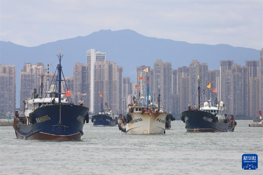 Barcos de pesca chegam ao porto e tripulantes desembarcam em preparo para Tuf?o Ragasa