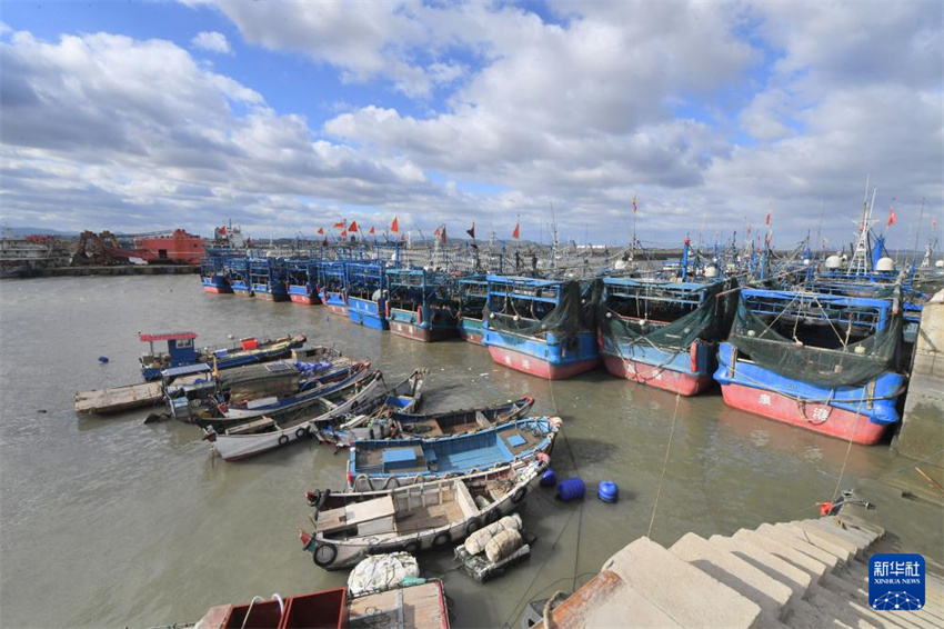 Barcos de pesca chegam ao porto e tripulantes desembarcam em preparo para Tuf?o Ragasa