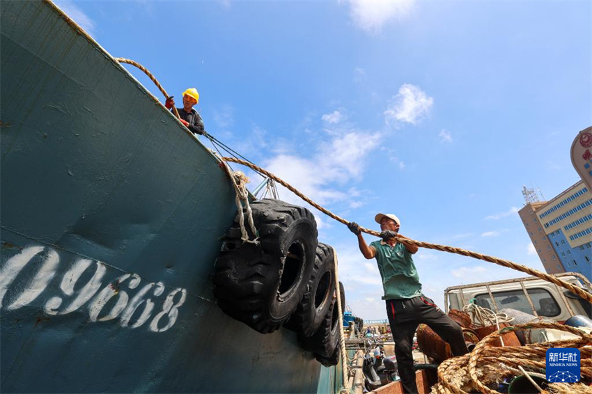 Barcos de pesca chegam ao porto e tripulantes desembarcam em preparo para Tuf?o Ragasa