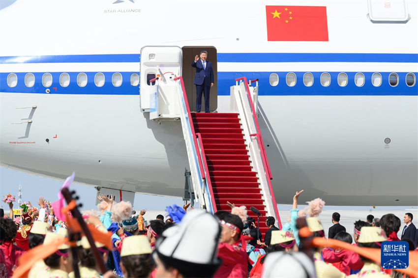 Xi Jinping lidera delega??o central a Urumqi para 70o aniversário da Regi?o Aut?noma Uigur de Xinjiang