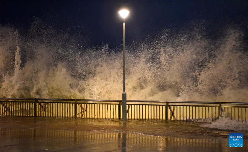 Hong Kong emite sinal de tuf?o no 8 com a aproxima??o de Ragasa