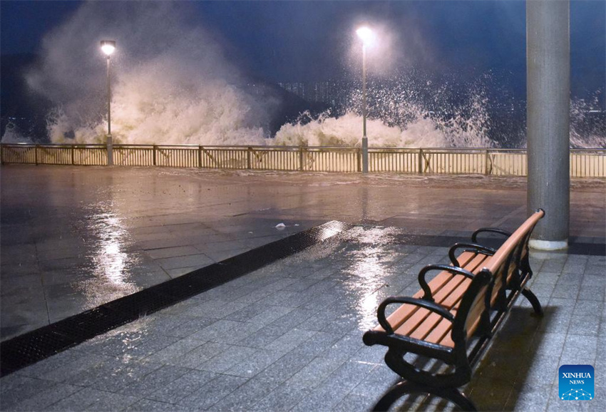 Hong Kong emite sinal de tuf?o no 8 com a aproxima??o de Ragasa