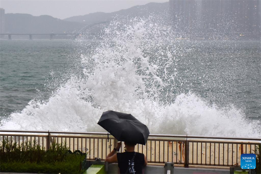 Hong Kong emite sinal de tuf?o no 8 com a aproxima??o de Ragasa