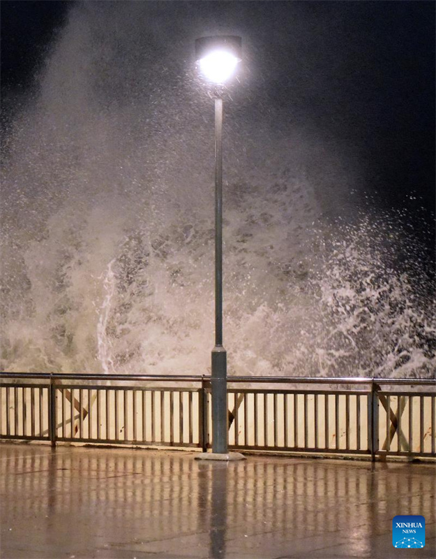 Hong Kong emite sinal de tuf?o no 8 com a aproxima??o de Ragasa