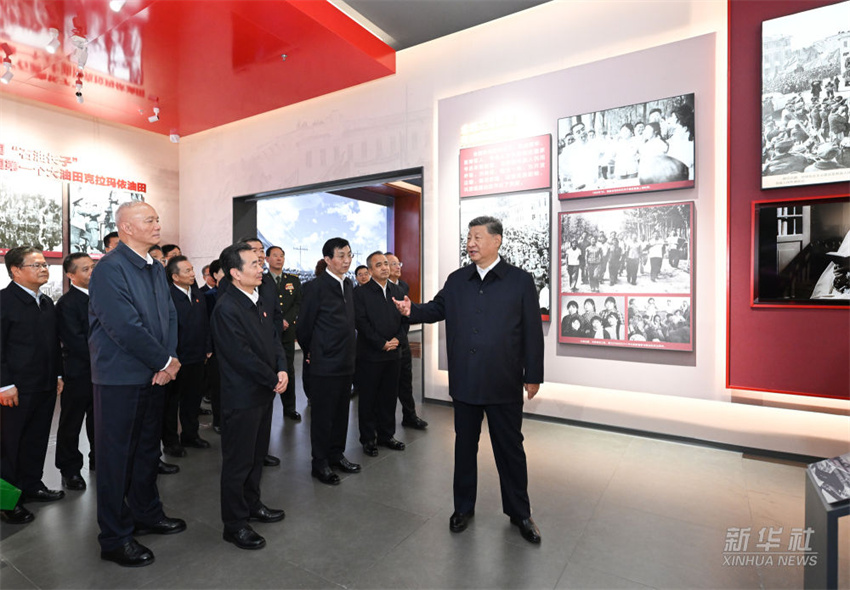 Xi Jinping visita exposi??o que marca 70o aniversário de funda??o da Regi?o Aut?noma Uigur de Xinjiang