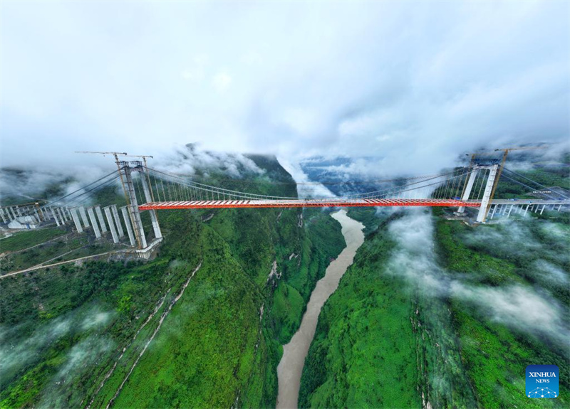 Fechamento da Grande Ponte de Tianmen concluído na rodovia Anshun-Panzhou, em Guizhou, sudoeste da China