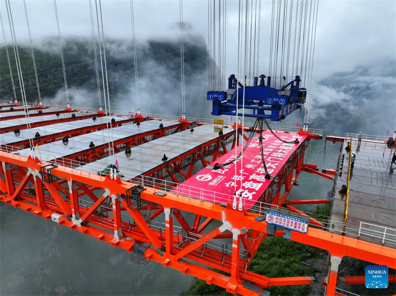 Fechamento da Grande Ponte de Tianmen concluído na rodovia Anshun-Panzhou, em Guizhou, sudoeste da China
