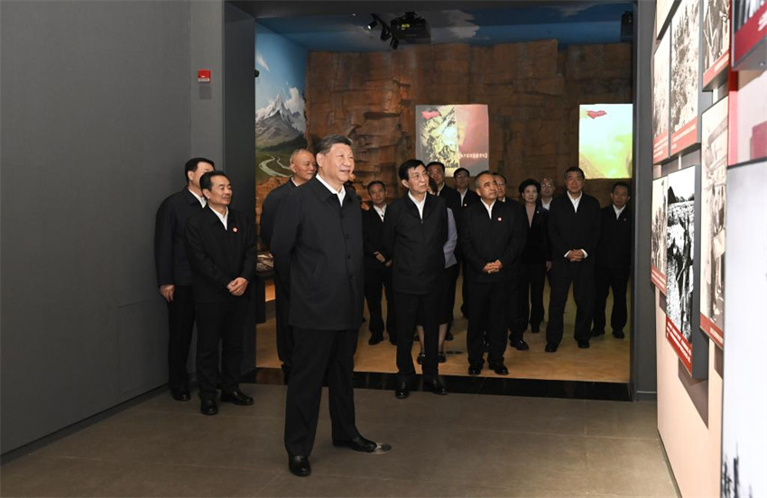 Xi Jinping visita exposi??o que marca 70o aniversário de funda??o da Regi?o Aut?noma Uigur de Xinjiang