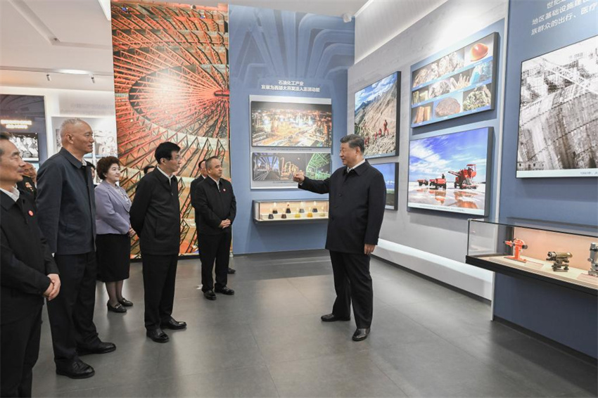 Xi Jinping visita exposi??o que marca 70o aniversário de funda??o da Regi?o Aut?noma Uigur de Xinjiang