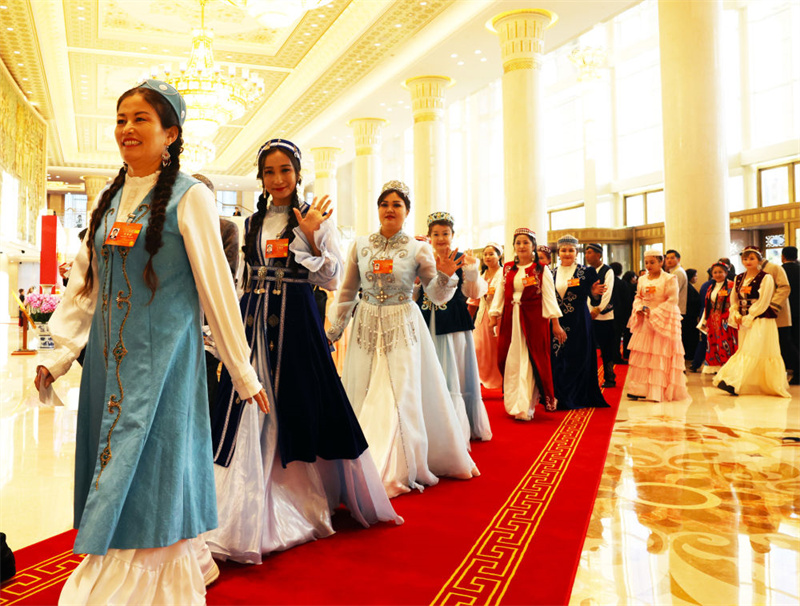 Xi Jinping participa de grande reuni?o em comemora??o do 70o aniversário da funda??o da Regi?o Aut?noma Uigur de Xinjiang