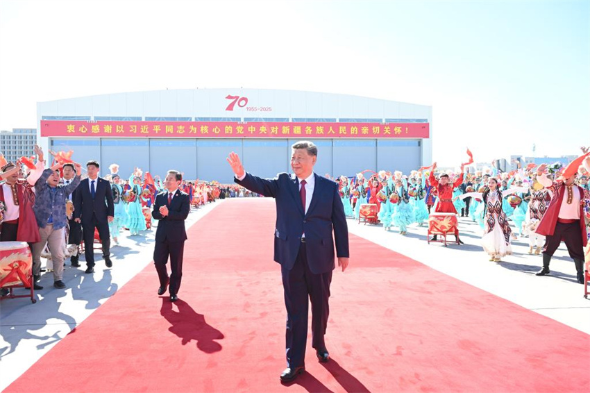 Xi Jinping parte para Beijing após participar das celebra??es do 70o aniversário da funda??o da Regi?o Aut?noma Uigur de Xinjiang