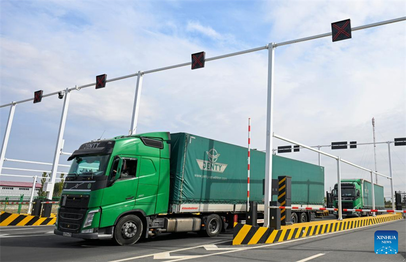 Xinjiang avan?a como porta de entrada para a abertura da China