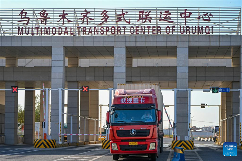 Xinjiang avan?a como porta de entrada para a abertura da China