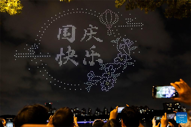 Shanghai realiza show de luz com drones em comemora??o do Dia Nacional