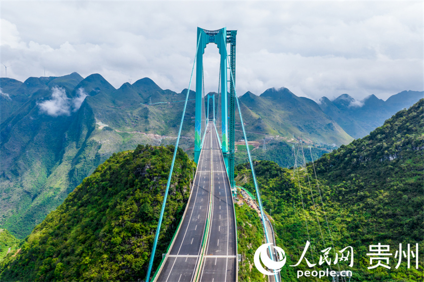 Ponte mais alta do mundo concluída e aberta ao tráfego em Guizhou