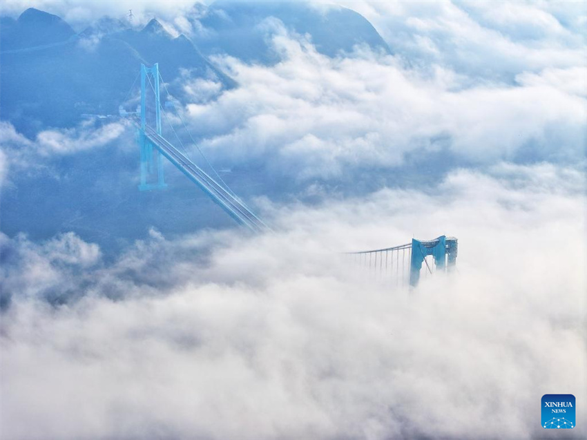 Ponte mais alta do mundo concluída e aberta ao tráfego em Guizhou
