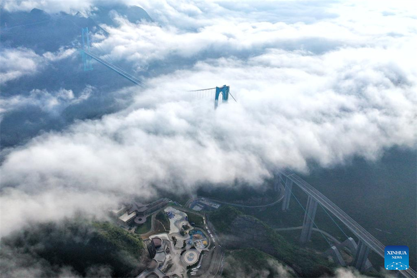 Ponte mais alta do mundo concluída e aberta ao tráfego em Guizhou