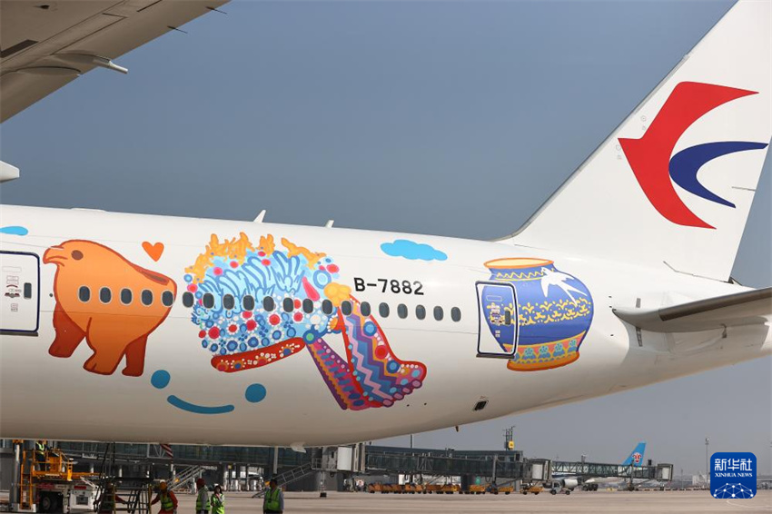 Aeronave temática do Museu Nacional da China realiza voo inaugural