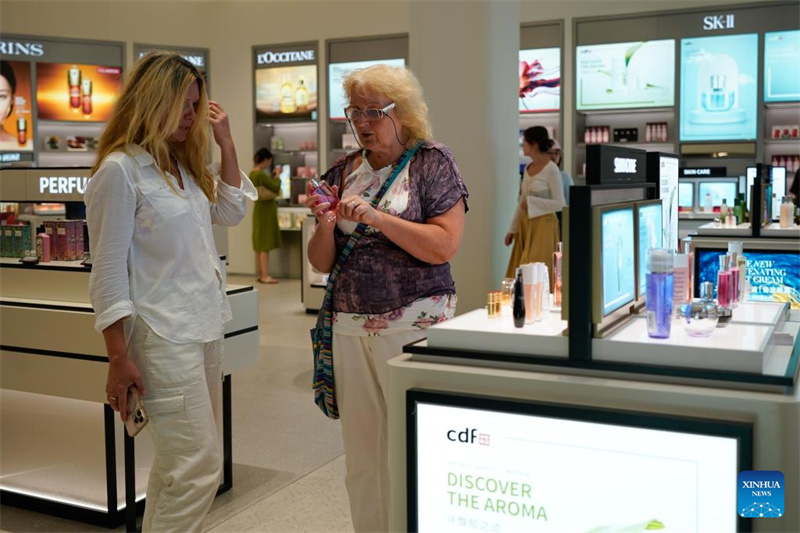 Primeira loja duty-free do centro de Chengdu abre no distrito comercial da Rua Chunxi