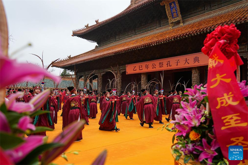 China celebra 2.576o aniversário do nascimento de Confúcio