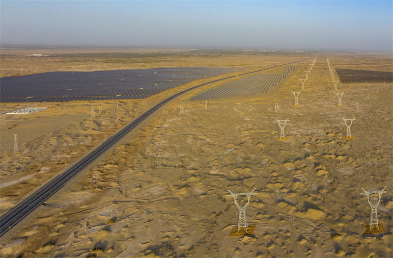 Xinjiang transforma desertos em mina de ouro de energia renovável