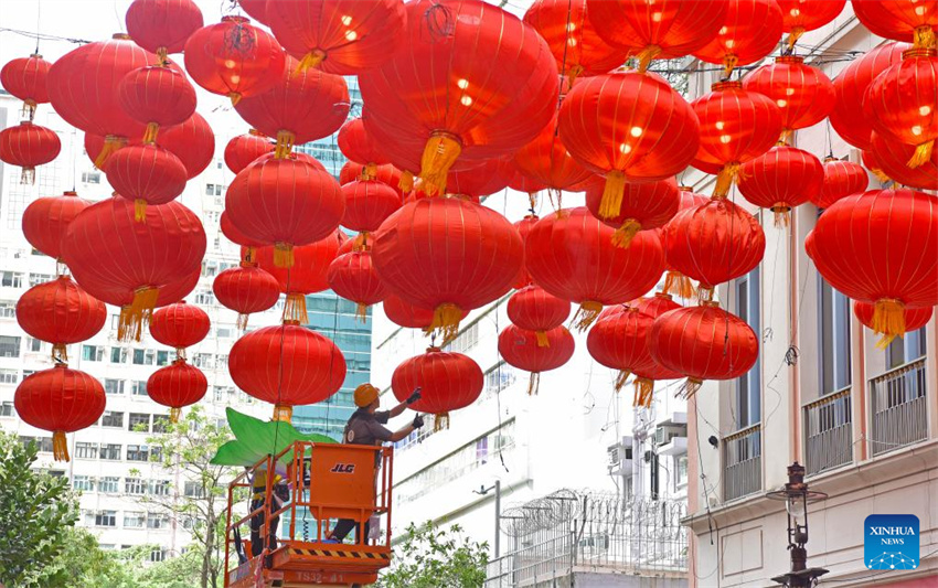 Ruas de Hong Kong decoradas para celebrar Dia Nacional e Festival do Meio do Outono