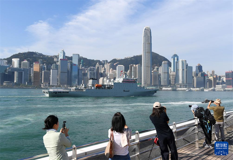 Navios Qi Jiguang Yimengshan da Marinha Chinesa chegam a Hong Kong