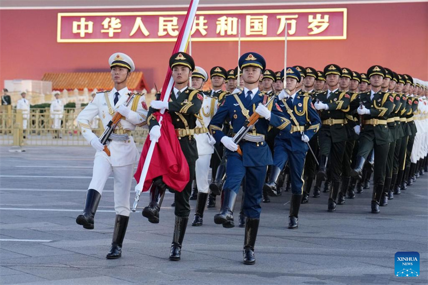 Cerim?nia de hasteamento da bandeira na Pra?a Tian'anmen marca o 76o aniversário da funda??o da República Popular da China