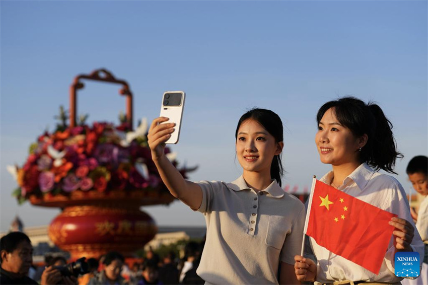 Cerim?nia de hasteamento da bandeira na Pra?a Tian'anmen marca o 76o aniversário da funda??o da República Popular da China