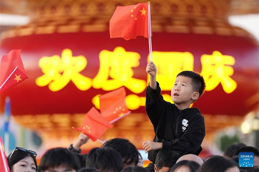 Cerim?nia de hasteamento da bandeira na Pra?a Tian'anmen marca o 76o aniversário da funda??o da República Popular da China