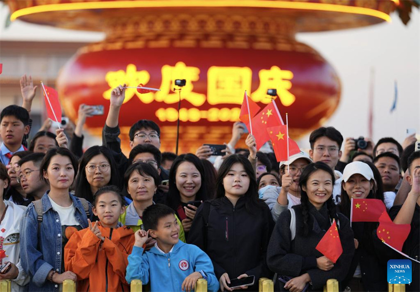 Cerim?nia de hasteamento da bandeira na Pra?a Tian'anmen marca o 76o aniversário da funda??o da República Popular da China