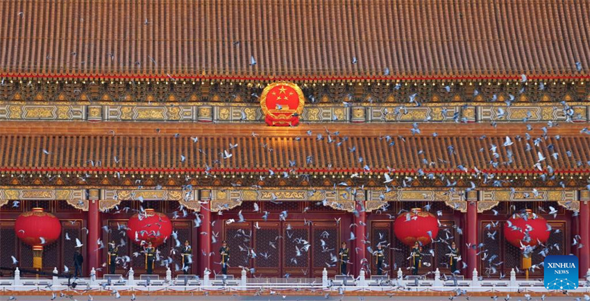 Cerim?nia de hasteamento da bandeira na Pra?a Tian'anmen marca o 76o aniversário da funda??o da República Popular da China