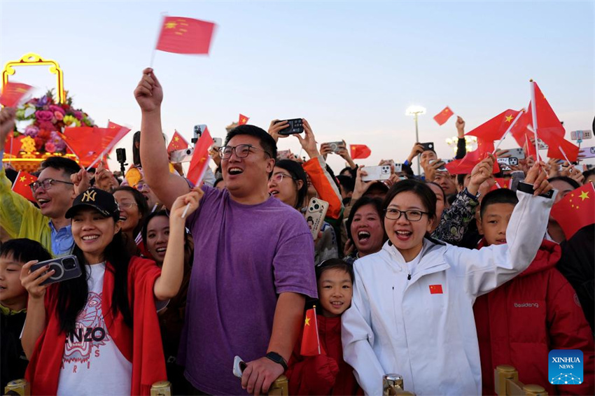 Cerim?nia de hasteamento da bandeira na Pra?a Tian'anmen marca o 76o aniversário da funda??o da República Popular da China